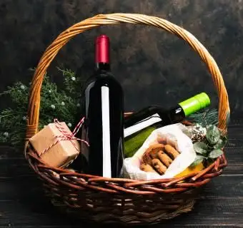 víno vo vianočnom koši