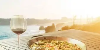 Paella com Vinho Tinto