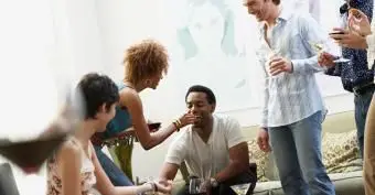 Invités à une dégustation de vins