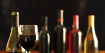 Botellas de vino y vidrio