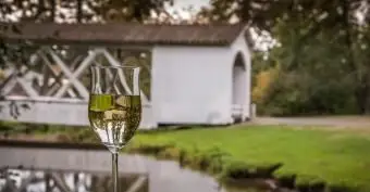 Verre de vin et pont couvert du sud de l'Oregon