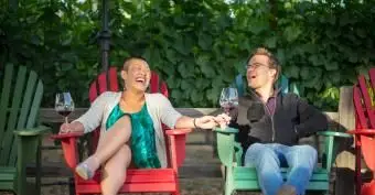 ソノマでワインを飲むカップル