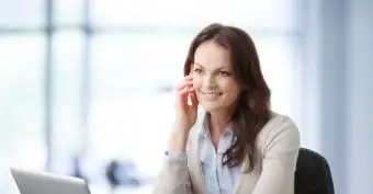 אשת עסקים מנהלת שיחת טלפון