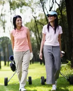 Deux femmes de golf portant des polos