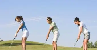 Femmes jouant au golf en short