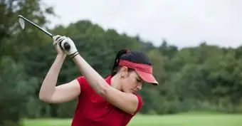 Femme portant une visière de golf rouge