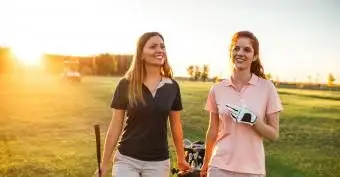 Que portent les femmes lorsqu'elles jouent au golf ?