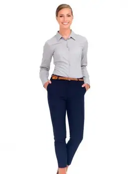 Femme en vêtements décontractés BCBG