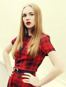 Femme portant une robe preppy à carreaux rouges