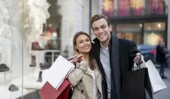 Couple heureux sur une virée shopping