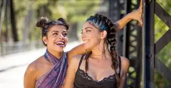 priatelia na festivalovom zážitku