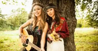 dievčatá spolu na festivale