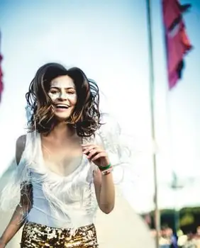 žena na letnom hudobnom festivale