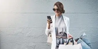 elegante giovane donna fuori a fare shopping