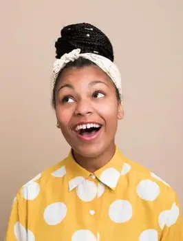 Chica con camisa de lunares amarillos