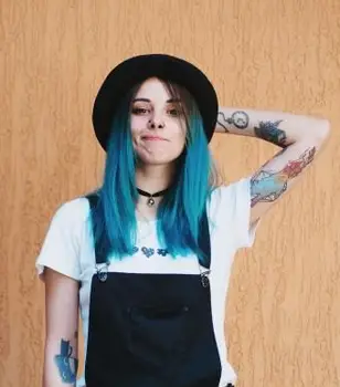 Chica con sombrero y cabello azul