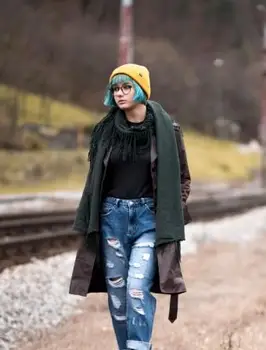 Chica con moda hipster grunge alternativo