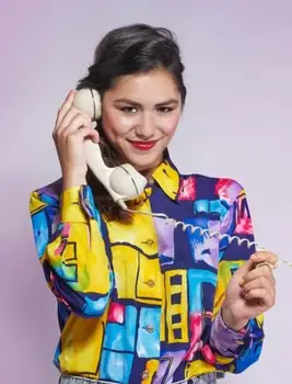 Chica vestida con una camiseta vintage que hace estallar el color