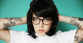 Chica hipster en moda geek chic