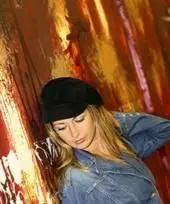 Frau im Jeansoverall