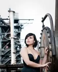 Kleid mit tiefem Ausschnitt