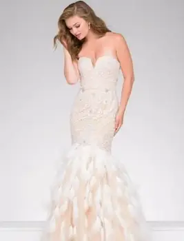 https://cf.ltkcdn.net/womens-fashion/images/slide/219045-534x800-featherdress.webp