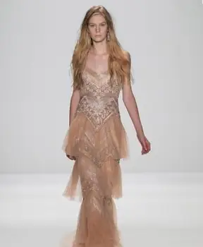 https://cf.ltkcdn.net/womens-fashion/images/slide/197385-613x850-gowns16_champagnecrop.webp