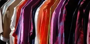 Stojan plný elegantných blúzok