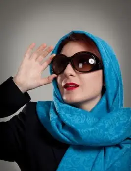 https://cf.ltkcdn.net/womens-fashion/images/slide/150189-566x848r1-Shawl-with-sunglasses.webp