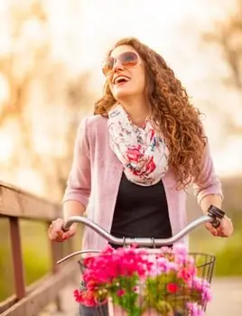 Femme portant une écharpe à imprimé floral