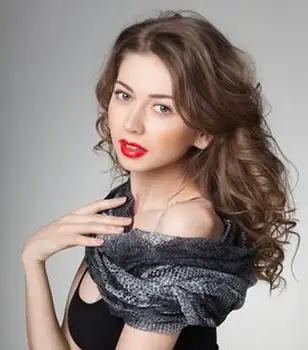 ショールとしてインフィニティスカーフを身に着けている女性