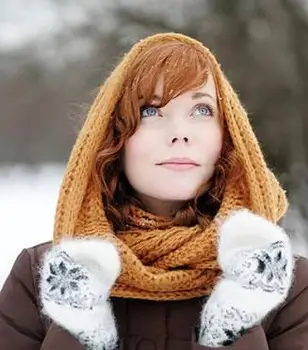 頭上に引っ張られた無限のスカーフ