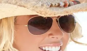 Ragazza con occhiali da sole da aviatore