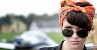 Donna In Occhiali Da Sole Aviator A Doppio Filo