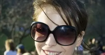 Donna che indossa occhiali da sole oversize