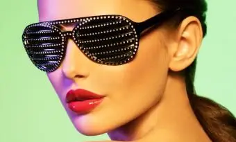 Donna che indossa occhiali da sole gioiello