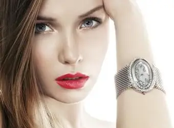 Žena na sebe veľké hodinky