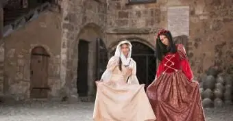 מה לבשו נשים בימי הביניים