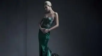 https://cf.ltkcdn.net/womens-fashion/images/slide/258440-850x595-14_formal_green_dress.webp