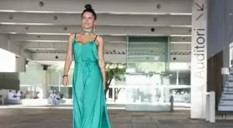https://cf.ltkcdn.net/womens-fashion/images/slide/258429-850x595-3_Jade_Green_dress.webp