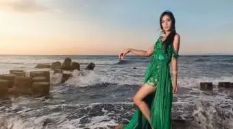 https://cf.ltkcdn.net/womens-fashion/images/slide/258430-850x595-4_Green_dress_ocean.webp