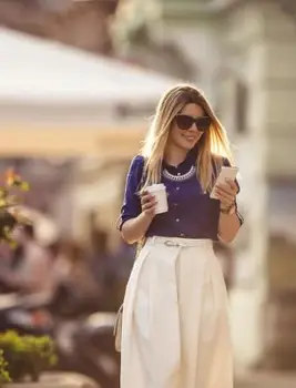 Moderná dámska móda v klasickom dámskom štýle