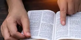 Ženy čítajúce Svätú Bibliu