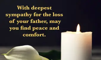 Bougie allumée et calla blanc sur fond sombre avec message de sympathie