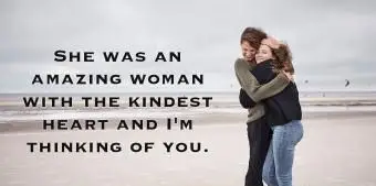 mulher abraçando uma garota na praia