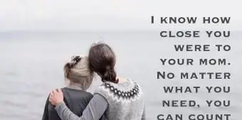 duas gerações de mulheres se abraçando