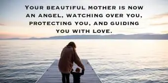 mãe ensinando seu filho a andar