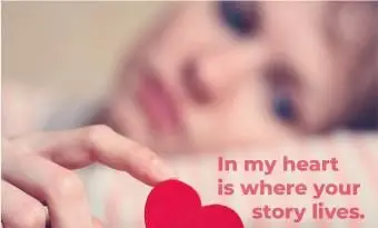 אישה נוגעת בלב אדום קטן