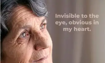 אישה זקנה מסתכלת למרחק