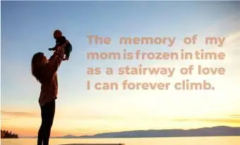 אישה שמחזיקה את התינוק שלה ליד האגם